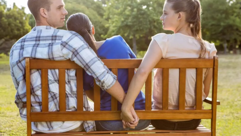 Por que os homens traem e continuam casados?