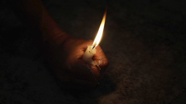 Morre a idosa que bateu no caixão durante o próprio velório no Equador