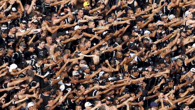 Gaviões da Fiel vai ao CT e cobra dos jogadores melhor desempenho do Corinthians