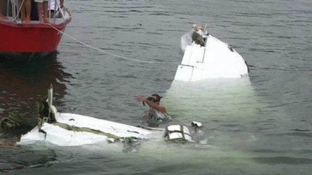 Avião de pequeno porte cai no mar no Reino Unido e piloto sobrevive