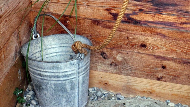 Bebê cai em balde com água e morre afogada em Pernambuco