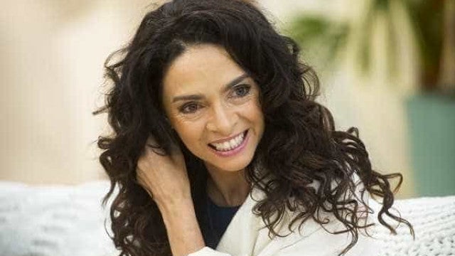 Falo cinco línguas, canto, danço, mas as pessoas se lembram é da minha Playboy, diz Claudia Ohana