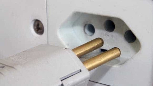 Em PE, menina leva choque elétrico ao pegar celular conectado à tomada e morre