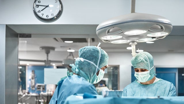 Médicos removem barra de ferro com 1,5 metros de peito de homem