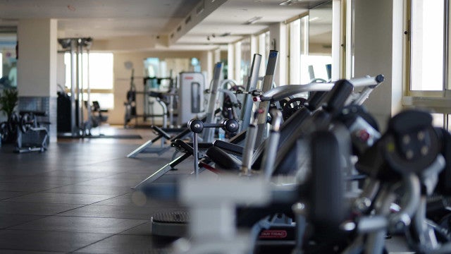 Jovem de 23 anos morre após passar mal durante exercício em academia em SP