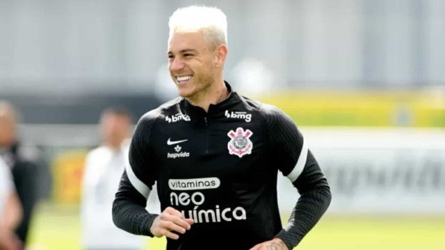 Róger Guedes pede aumento a gandula e cobra placa no Corinthians por golaço