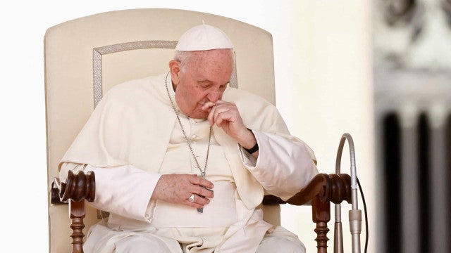 Papa Francisco vai a hospital para exames médicos dois meses após ser internado