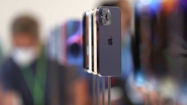 Ladrão usa caixa de papelão para esconder rosto e roubar 19 iPhones em loja