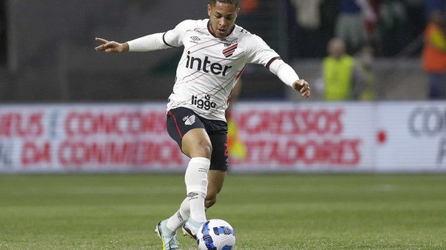 Barcelona acerta contratação de Vitor Roque, do Athletico-PR, por R$ 209,7 milhões, diz jornal