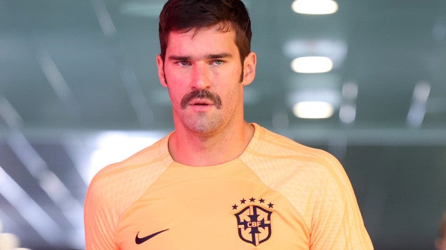 Goleiro Alisson desfalca Brasil diante de Guiné por causa da trauma no dedo mindinho