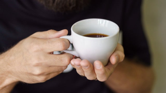 Médico britânico acusado de colocar sêmen em café de mulher; entenda
