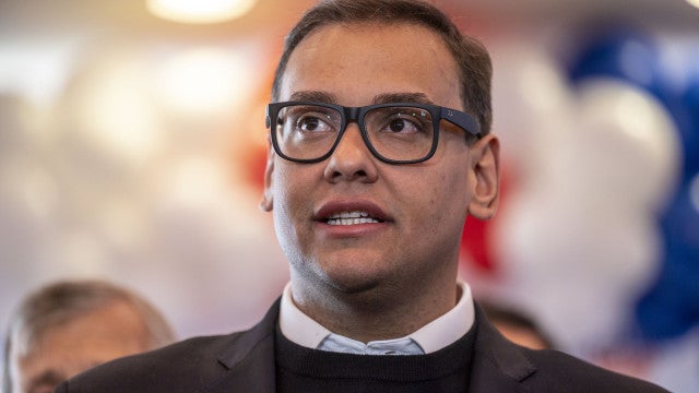 Tribunal revela que pai e tia pagaram fiança para garantir liberdade condicional de George Santos