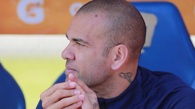 Daniel Alves fala pela 1ª vez sobre prisão e diz que ‘perdoa’ mulher que o acusa de estupro