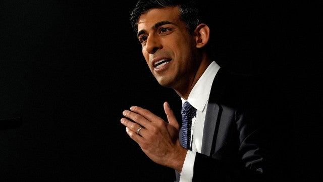 Sunak flagrado tirando sarro de mulheres transgênero em festa