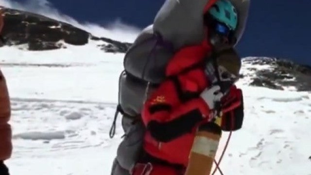"Operação rara". Guia salva alpinista da ‘zona da morte’ no Evereste