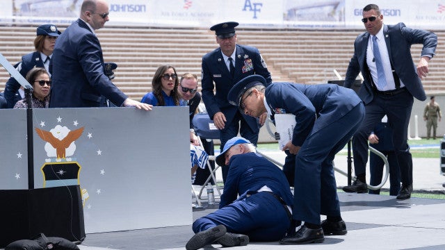 Joe Biden tropeça e cai durante evento militar nos EUA