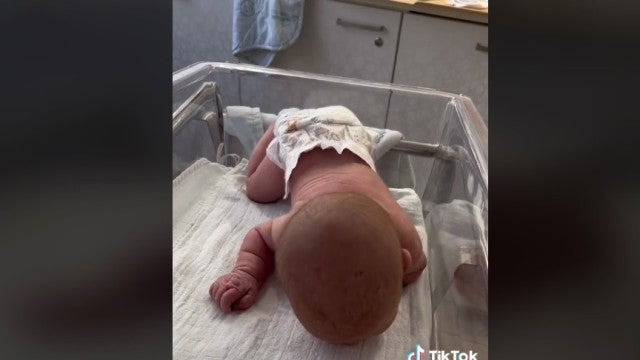 Bebê com três dias tenta engatinhar e deixa mãe e avô surpresas; veja!