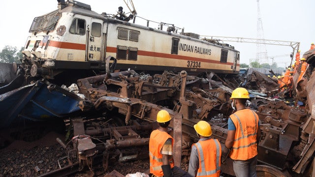 Operação de resgate na Índia vira ‘coleta de corpos’ após colisão histórica de trens