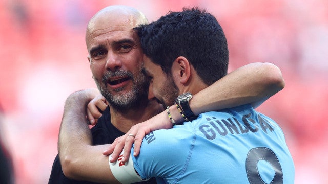 O abraço da despedida? Guardiola chorou agarrado ao capitão Gundogan
