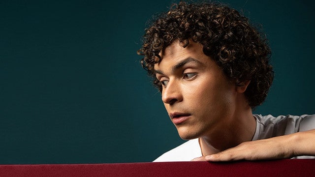 Ator cearense que viralizou com vídeos sobre Paris estreia na Globo: ‘Virada’