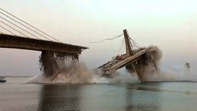 Parte de ponte suspensa desmorona na Índia durante construção