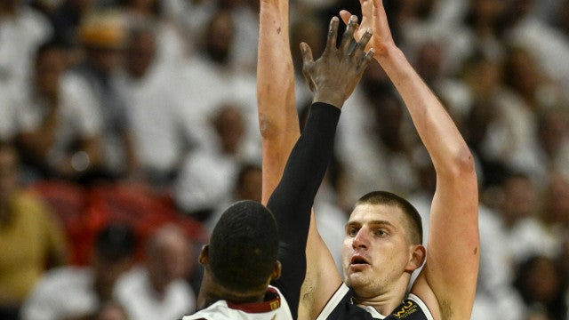 Jokic é excluído, mas Nuggets vencem Heat fora e ficam a uma vitória do título da NBA