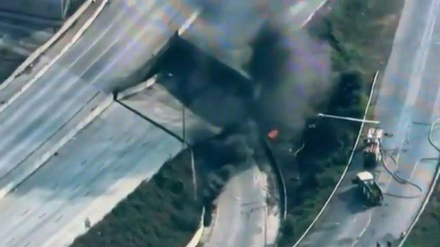 Estrada colapsa após grande incêndio em veículo pesado na Filadélfia