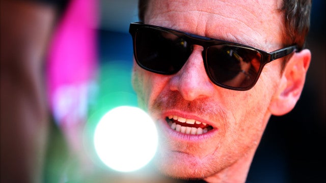 Michael Fassbender sofre acidente durante corrida na França