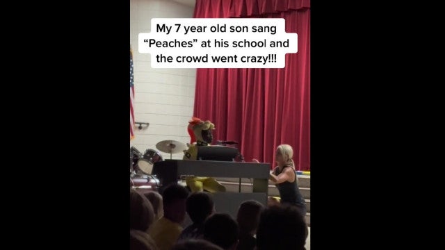 Criança encanta em espetáculo com música de ‘Super Mario Bros’