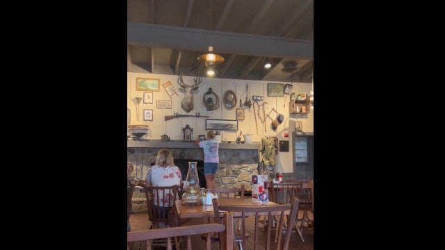 Mulheres deixam foto em restaurante dos EUA. Até agora, ninguém reparou