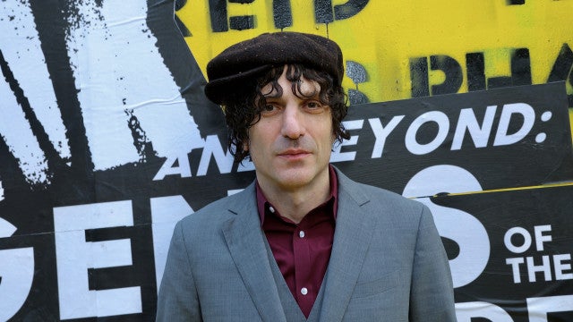 Cantor confessa que está com pernas paralisadas após derrame raro na coluna