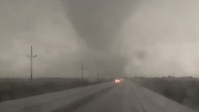 Vídeos mostram violência do tornado que devastou cidade no Texas