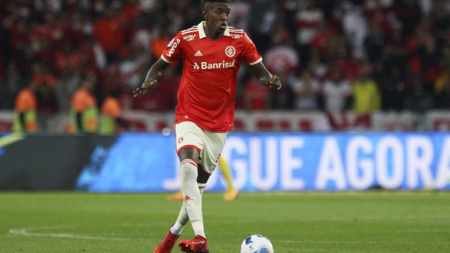 Vitão renova contrato com o Inter por um ano: ‘Buscar coisas grandes ainda este ano’