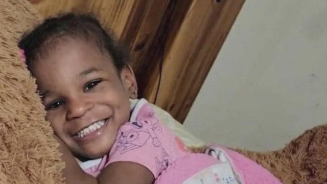 Mãe de menina desaparecida detida após polícia encontrar restos mortais