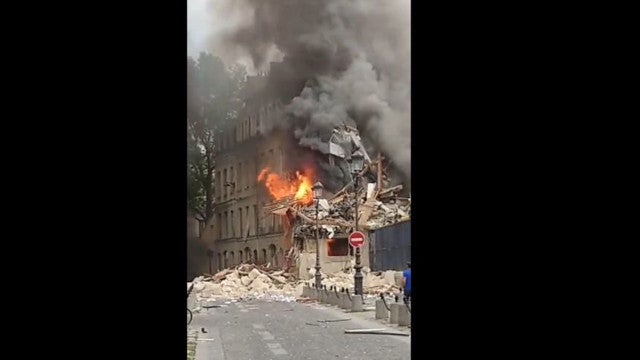 Explosão de gás no centro de Paris. Há vários prédios em chamas