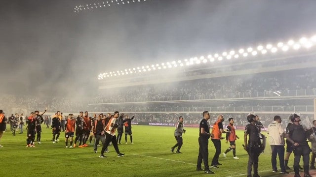Violência nas bancadas obrigou à suspensão do Santos-Corinthians