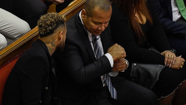 Neymar e seu pai mantêm silêncio sobre traição e lago embargado em evento em SP