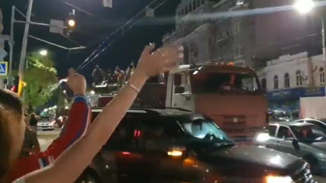 Entre gritos e aplausos, o momento em que Prigozhin sai de Rostov