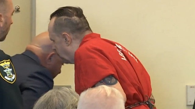 Duplo homicida agride advogado em pleno tribunal nos EUA