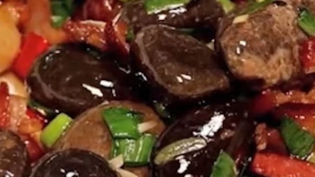 ‘Suodiu’. Chupar pedras fritas é a nova moda (gastronômica) na China