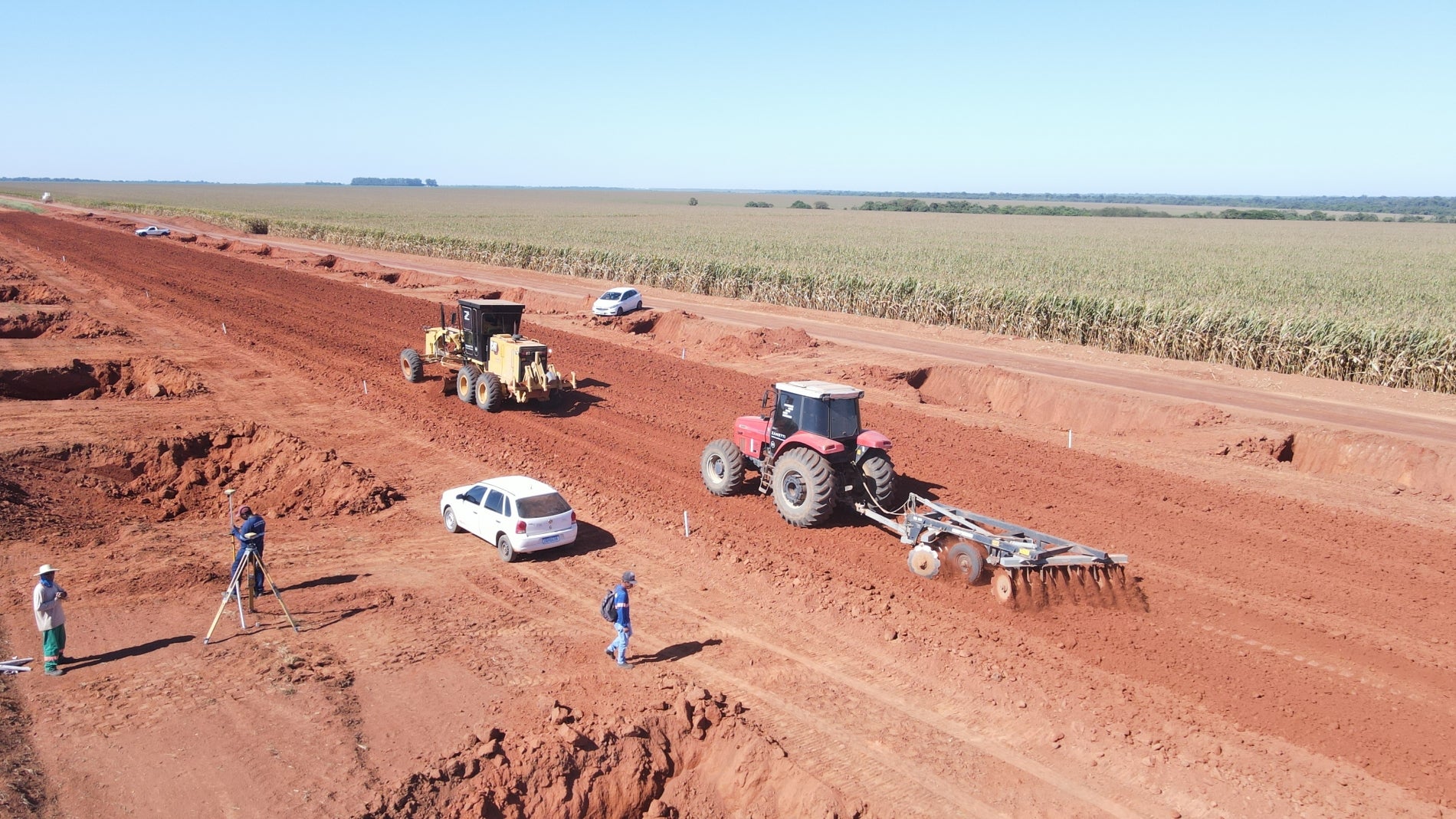 Em parceria com o Estado, prefeitura retoma pavimentação de estrada rural em Lucas