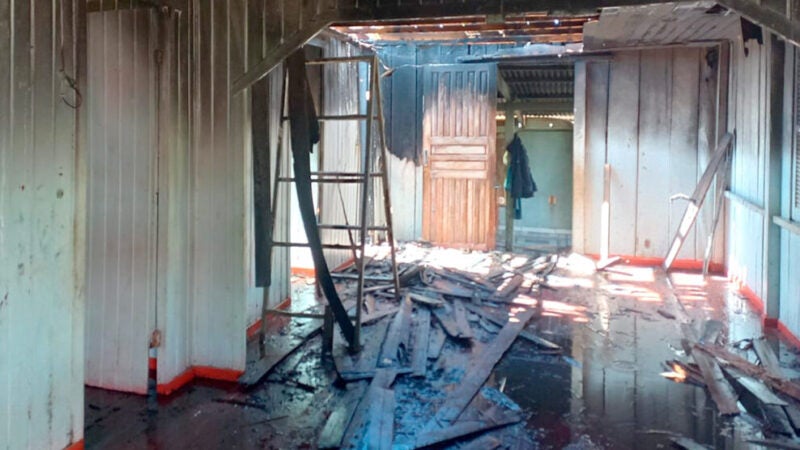 Em Guarantã do Norte residência de madeira é parcialmente destruída por incêndio