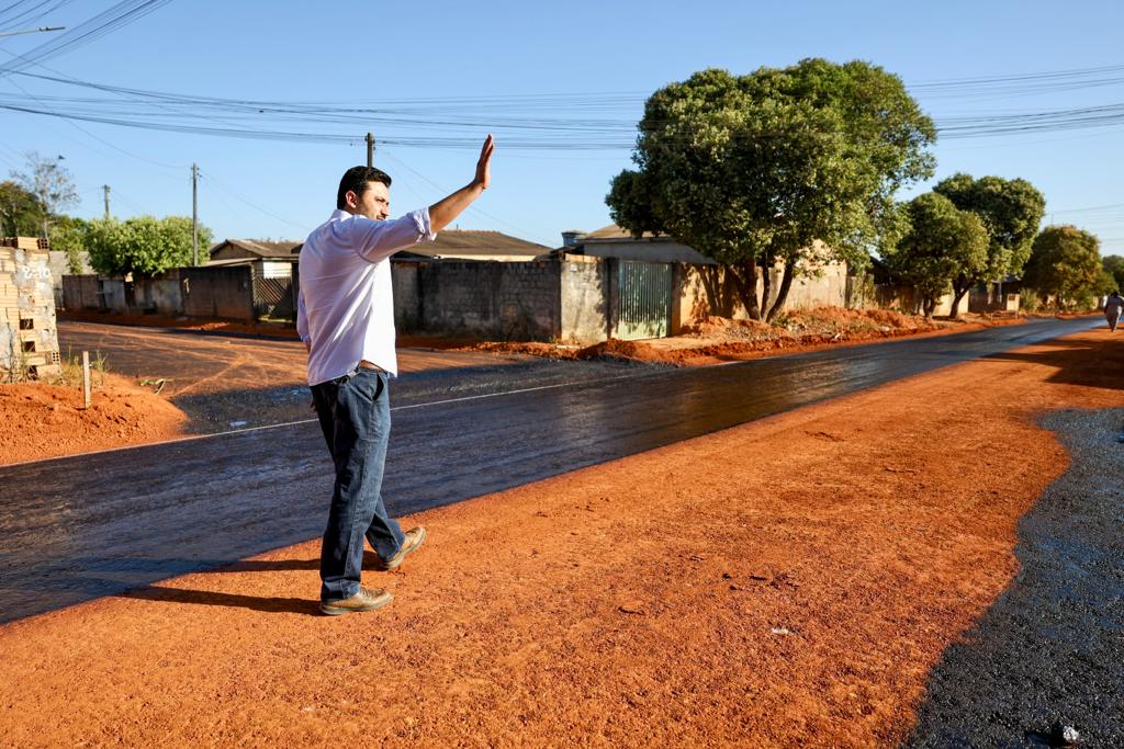 OBRA DE PAVIMENTAÇÃO DO BAIRRO MARIA ANTÔNIA É VISTORIADA PELO PREFEITO