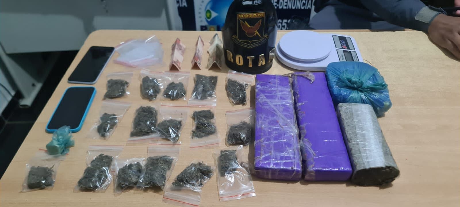 Rotam prende homem e apreende adolescente com tabletes e porções de maconha