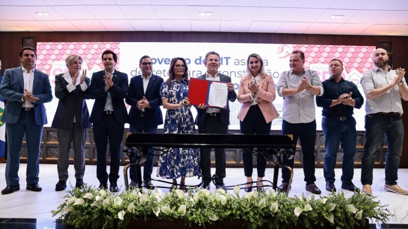 Governador assina decreto para subsidiar entrada de 40 mil imóveis em MT; famílias com diferentes rendas podem participar
