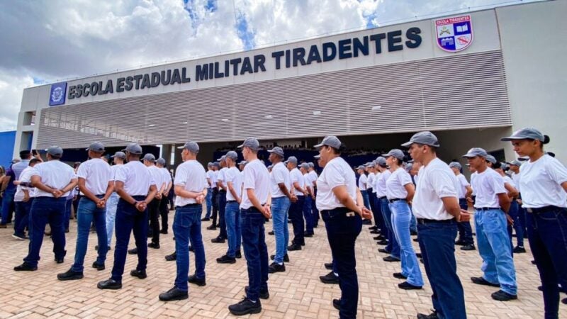 Thiago Silva manifesta contra o fechamento do programa de escolas militares