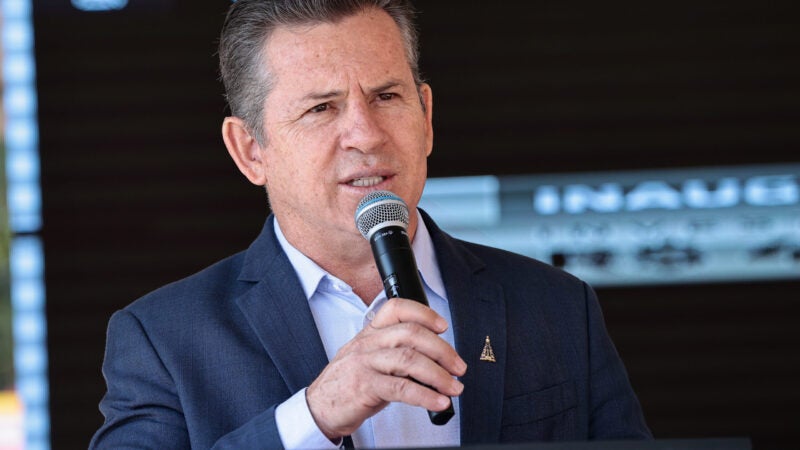 Mauro Mendes discorda de Lula e diz que clubes de tiros não são problema da violência
