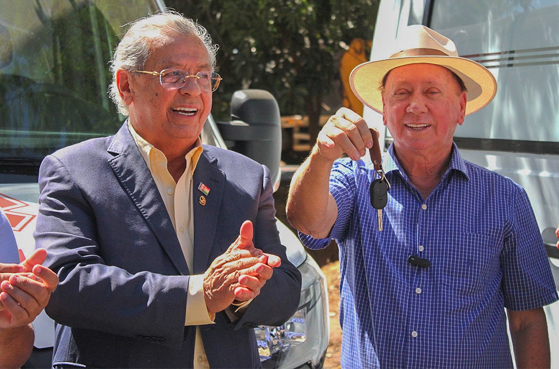 Prefeito e parlamentares entregam ambulâncias, carros e tratores para secretarias em Sinop; R$ 3,9 milhões