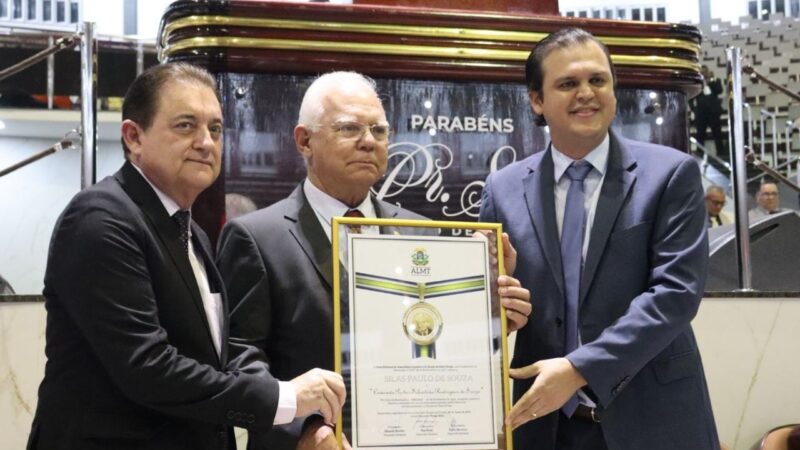 Thiago Silva homenageia Pastor Silas com Comenda Pastor Sebastião de Souza