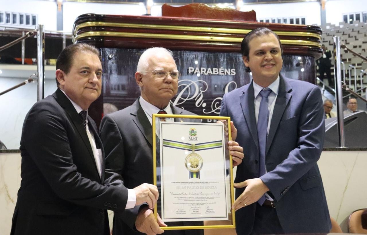 Thiago Silva homenageia Pastor Silas com Comenda Pastor Sebastião de Souza